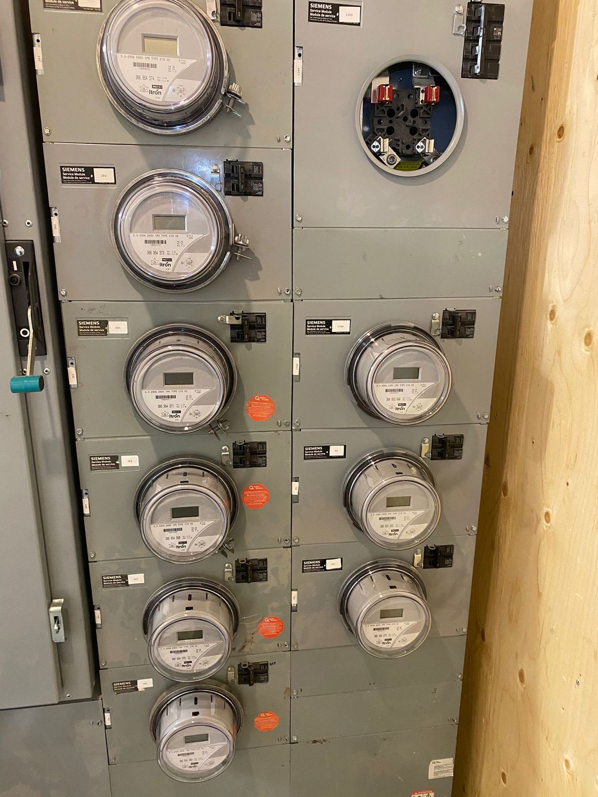 Un centre de mesurage multi-logements installé lors d'une mise à niveau du service électrique