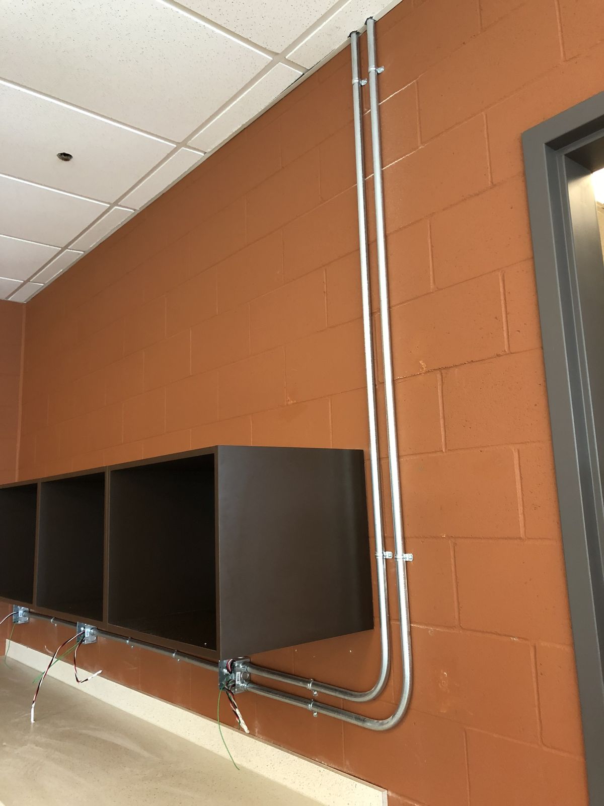 Conduits électriques apparents, installés avec soin.