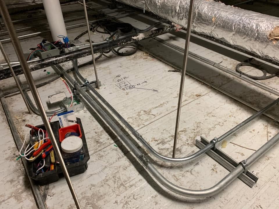 Conduits et boîtes bien organisés au-dessus d'un plafond suspendu