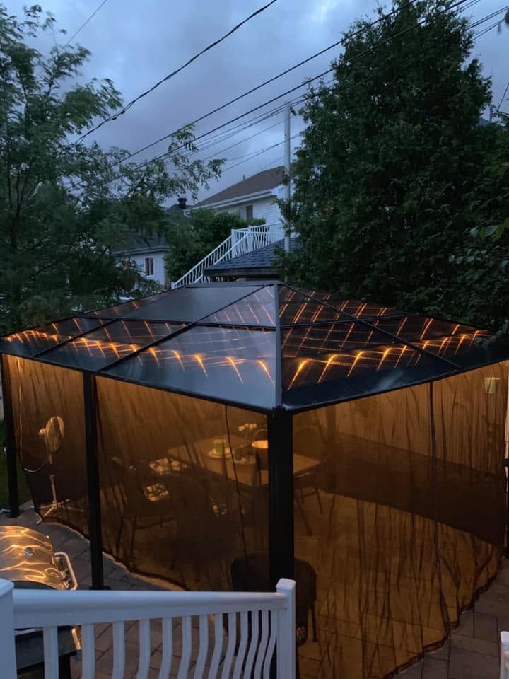 Un pavillon de cour arrière éclairé de guirlandes chaleureuses au crépuscule